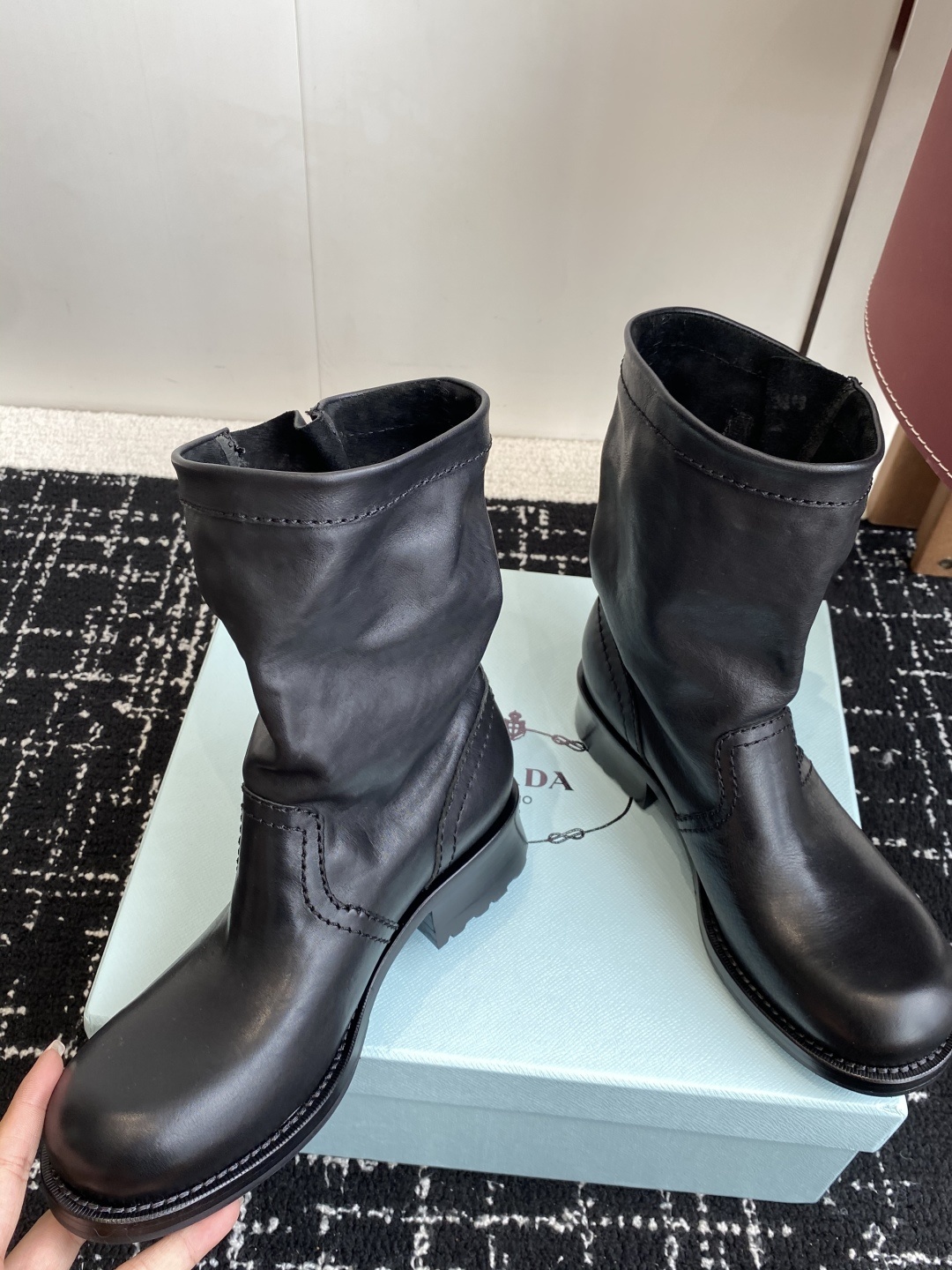代购级Prada普拉达 25ss 秋冬 复古西部牛仔靴时尚机车马丁靴,独到味道,人人都爱也轻松驾驭 每年