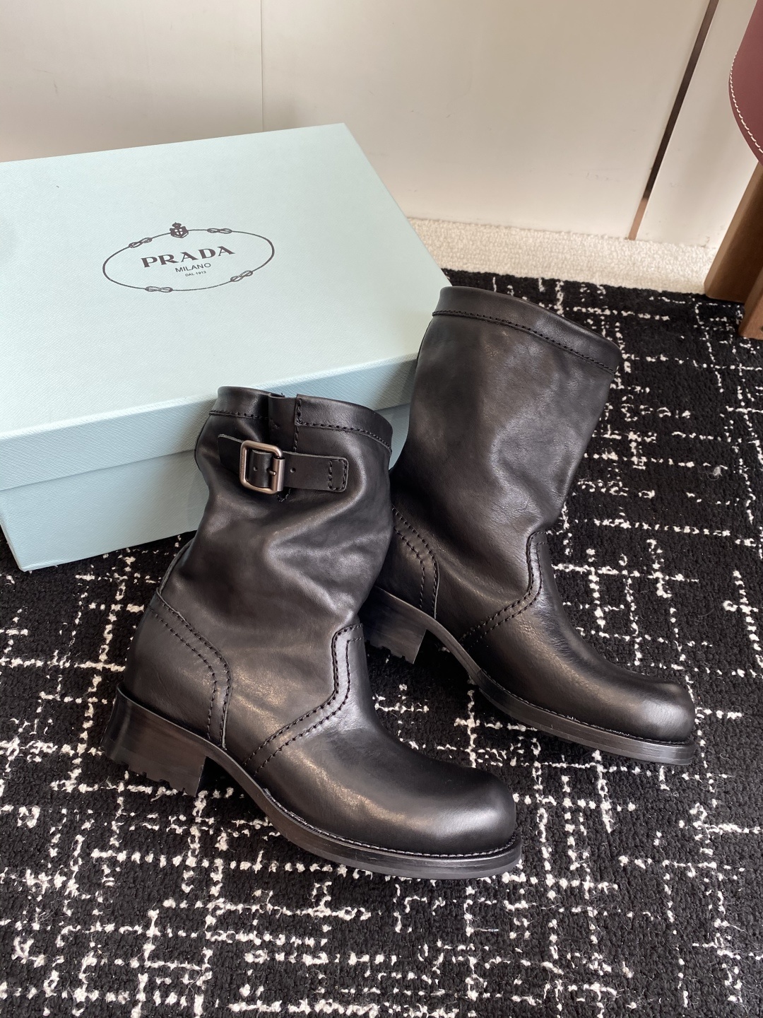 代购级Prada普拉达 25ss 秋冬 复古西部牛仔靴时尚机车马丁靴,独到味道,人人都爱也轻松驾驭 每年