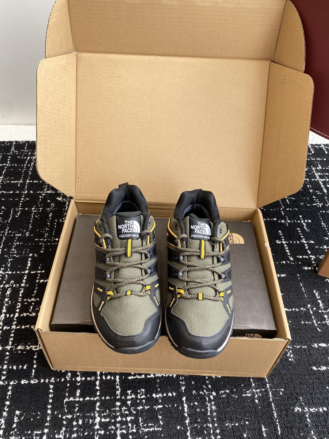 NO:466063,Original Purchase Grade North THE NORTH FACE Gore-Tex Fashionable Comfortable and breathable, Waterproof and wear-resistant Outdoor hiking shoes!   This Gore-Tex protective technology design is designed for long-lasting waterproof, windproof, breathable, comfortable, tough and durable, and provides hard-core protection, suitable for severe outdoor exploration environments. Protective toe and high-performance spliced ​​upper, textured synthetic leather and mesh upper spliced, lightweight, comfortable and breathable, single-density touch EVA midsole and CRADLE heel stability technology, supports the heel outer edge to ensure that the foot falls smoothly when gait cycles, enhances movement stability and flatness. It uses VIBRAM XS TREK rubber outsole to achieve a good balance of grip and durability, and has reliable performance in complex terrain such as the wild, providing a stable and comfortable walking experience!  Size 39 40 41 42 43 44 45 Sneaker size, fat feet recommended to get one size big, comfortable to wear, casual shoes/sports shoes, The North Face, sneakers19860909原产代购级 北面 THE NORTH FACE Gore-Tex 时尚潮流 舒适透气 防水耐磨 户外徒步鞋！  该款 Gore-Tex 防护科技设计,持久防水、防风、透气舒适、坚韧耐穿,提供硬核防护,适合严峻户外探索环境.防护性鞋头与高性能拼接鞋面,质感合成革与网布鞋面拼接,轻便舒适透气,单密度摸制 EVA 中底与CRADLE 后跟稳定技术,通过支撑后跟外缘,确保脚部在步态循环时平稳着地,增强运动稳定与平性,采用VIBRAM XS TREK 橡胶外底,实现抓地力与耐用性的良好平衡,在野外等复杂地形拥有可靠表现,提供稳定舒适行走体验！ 尺码 39 40 41 42 43 44 45 运动鞋码,脚胖建议拿大一码,穿着舒服,休闲鞋/运动鞋,The North Face,sneakers,Women's Shoes