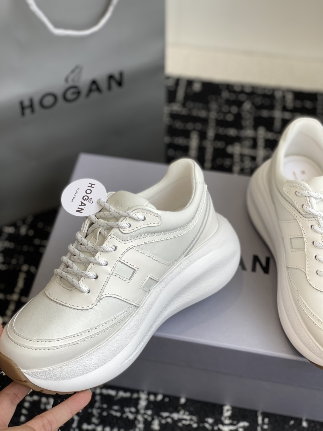 代购级HOGAN 霍根老爹鞋 顶级品质，因为它确实又轻又增高走路不累脚！最纯粹的棕尾点缀后跟，尽显高档，