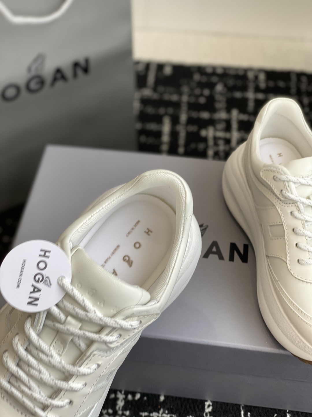 代购级HOGAN 霍根老爹鞋 顶级品质，因为它确实又轻又增高走路不累脚！最纯粹的棕尾点缀后跟，尽显高档，