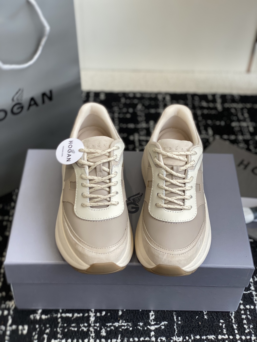 代购级HOGAN 霍根老爹鞋 顶级品质，因为它确实又轻又增高走路不累脚！最纯粹的棕尾点缀后跟，尽显高档，