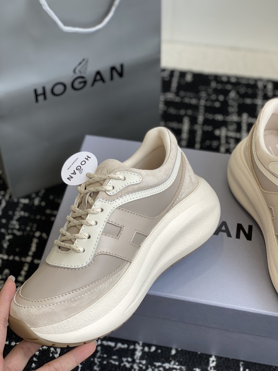 代购级HOGAN 霍根老爹鞋 顶级品质，因为它确实又轻又增高走路不累脚！最纯粹的棕尾点缀后跟，尽显高档，