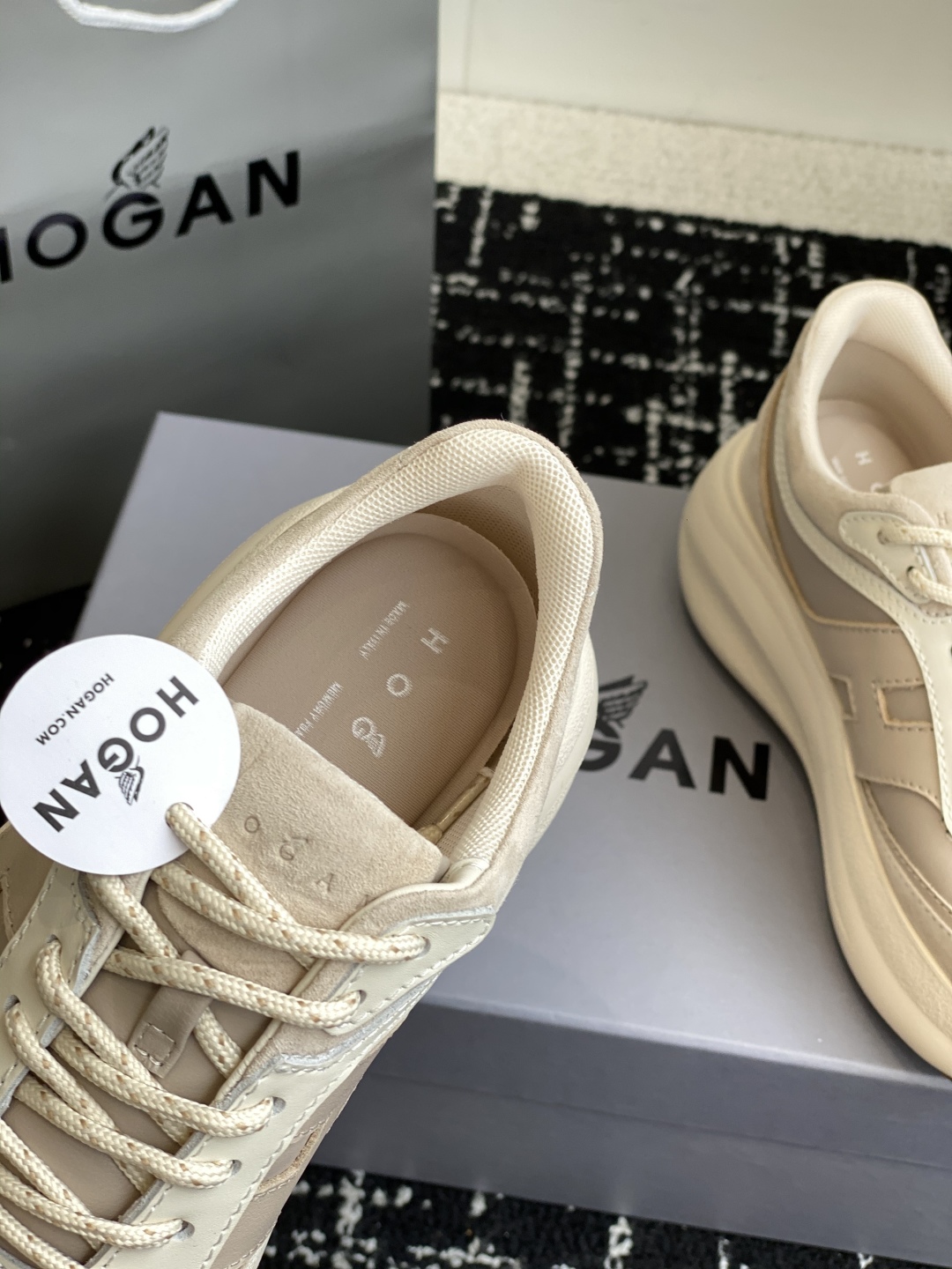 代购级HOGAN 霍根老爹鞋 顶级品质，因为它确实又轻又增高走路不累脚！最纯粹的棕尾点缀后跟，尽显高档，
