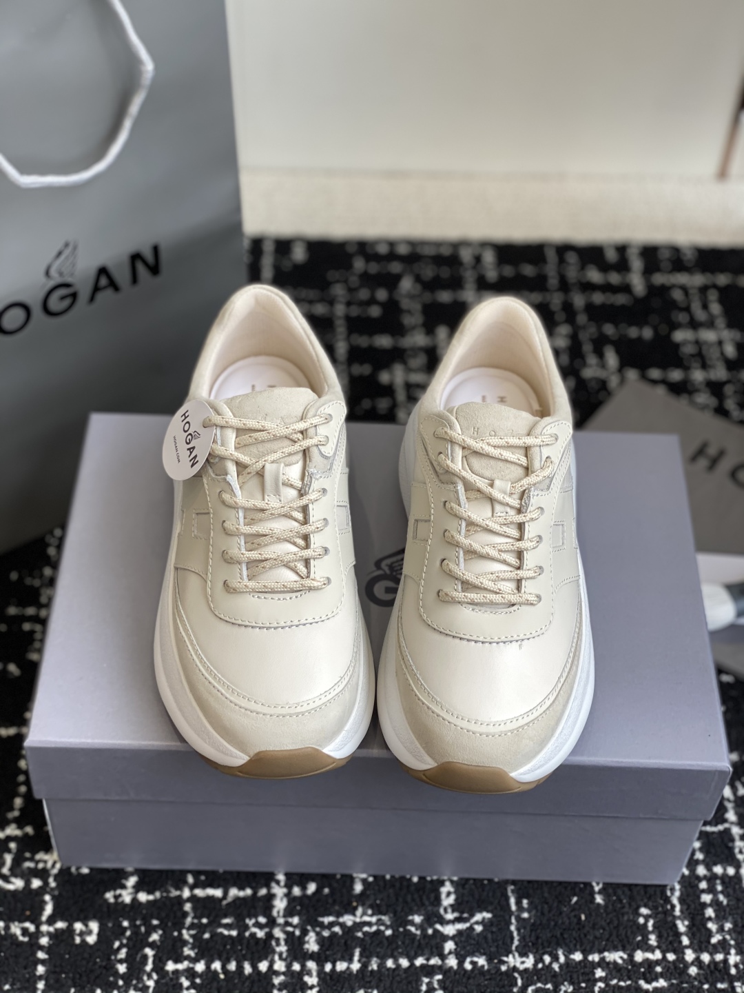 代购级HOGAN 霍根老爹鞋 顶级品质，因为它确实又轻又增高走路不累脚！最纯粹的棕尾点缀后跟，尽显高档，