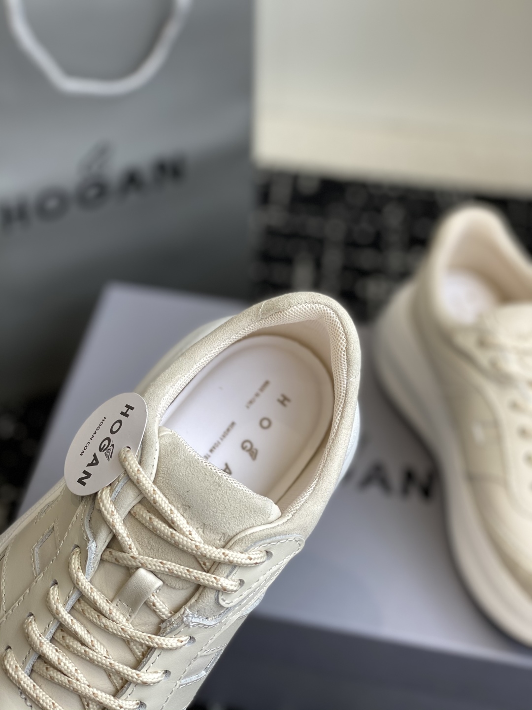 代购级HOGAN 霍根老爹鞋 顶级品质，因为它确实又轻又增高走路不累脚！最纯粹的棕尾点缀后跟，尽显高档，