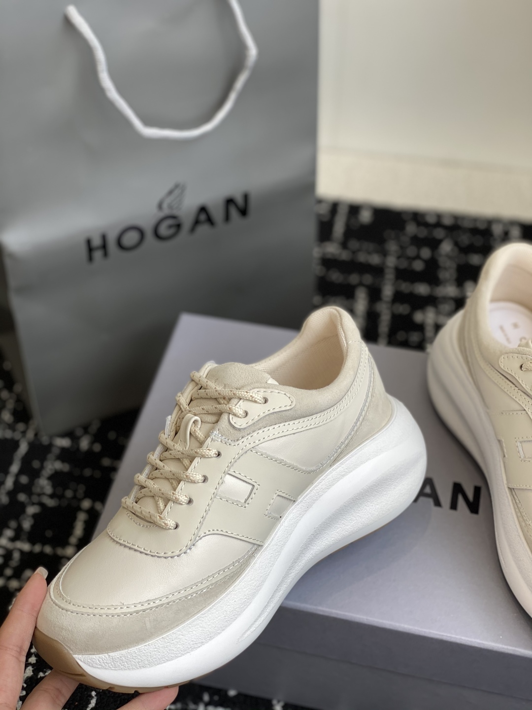 代购级HOGAN 霍根老爹鞋 顶级品质，因为它确实又轻又增高走路不累脚！最纯粹的棕尾点缀后跟，尽显高档，