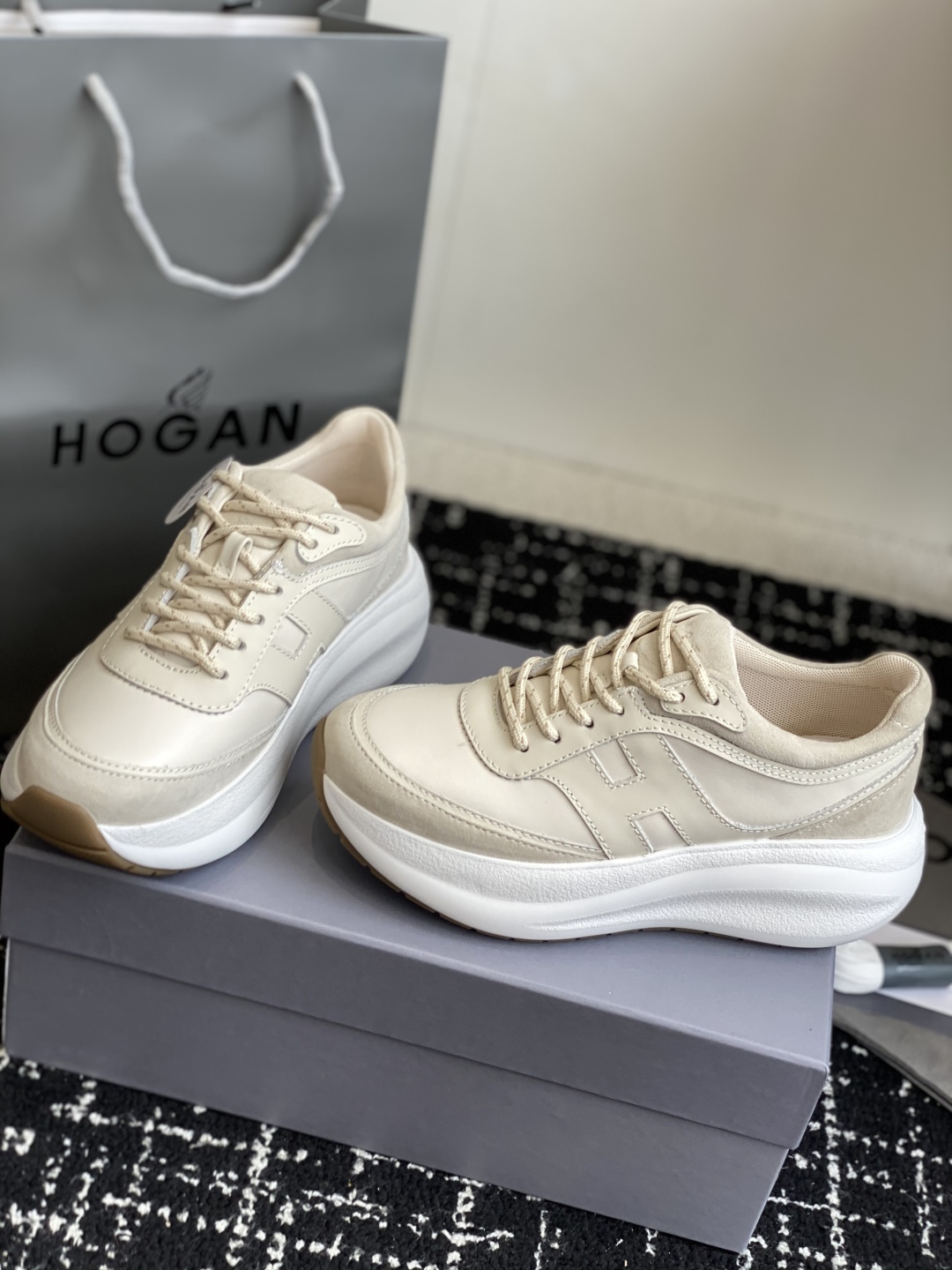 代购级HOGAN 霍根老爹鞋 顶级品质，因为它确实又轻又增高走路不累脚！最纯粹的棕尾点缀后跟，尽显高档，