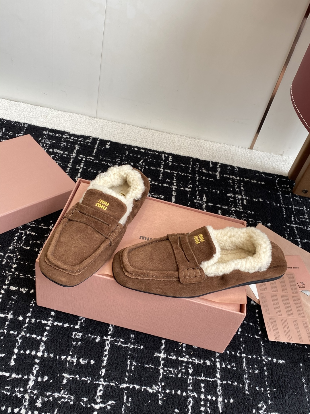 代购级Miu Miu缪缪 25ss 秋冬羊毛乐福鞋这款乐福鞋的超轻在羊羔毛内衬细节中获得了新的诠释，皮革