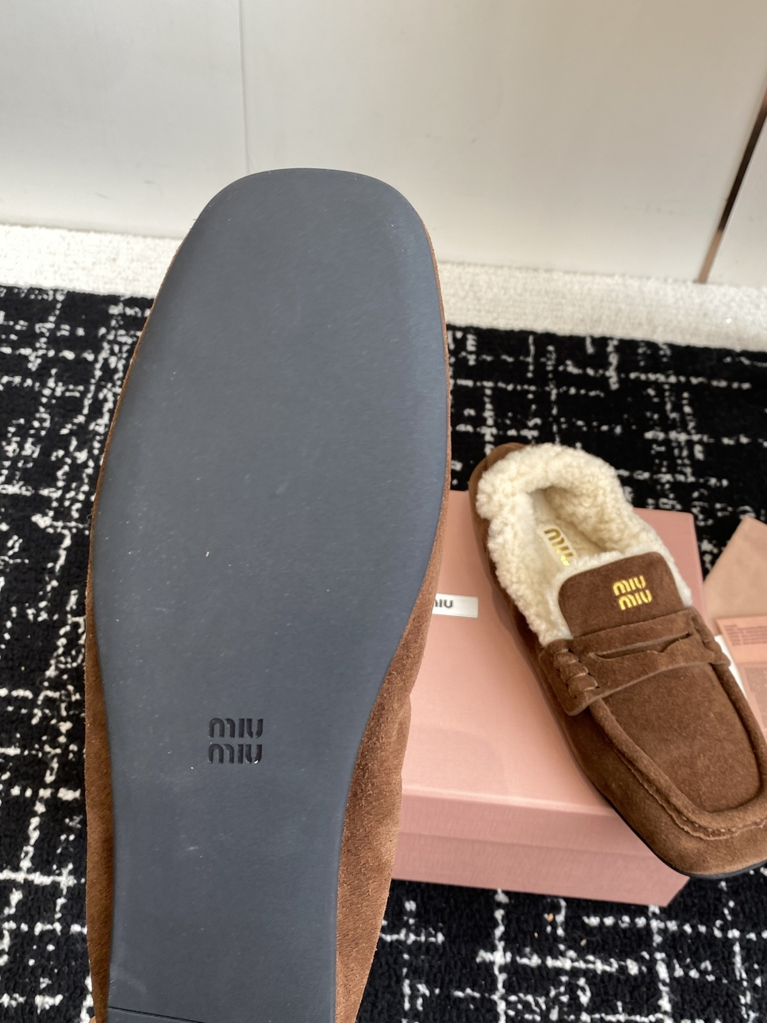 代购级Miu Miu缪缪 25ss 秋冬羊毛乐福鞋这款乐福鞋的超轻在羊羔毛内衬细节中获得了新的诠释，皮革