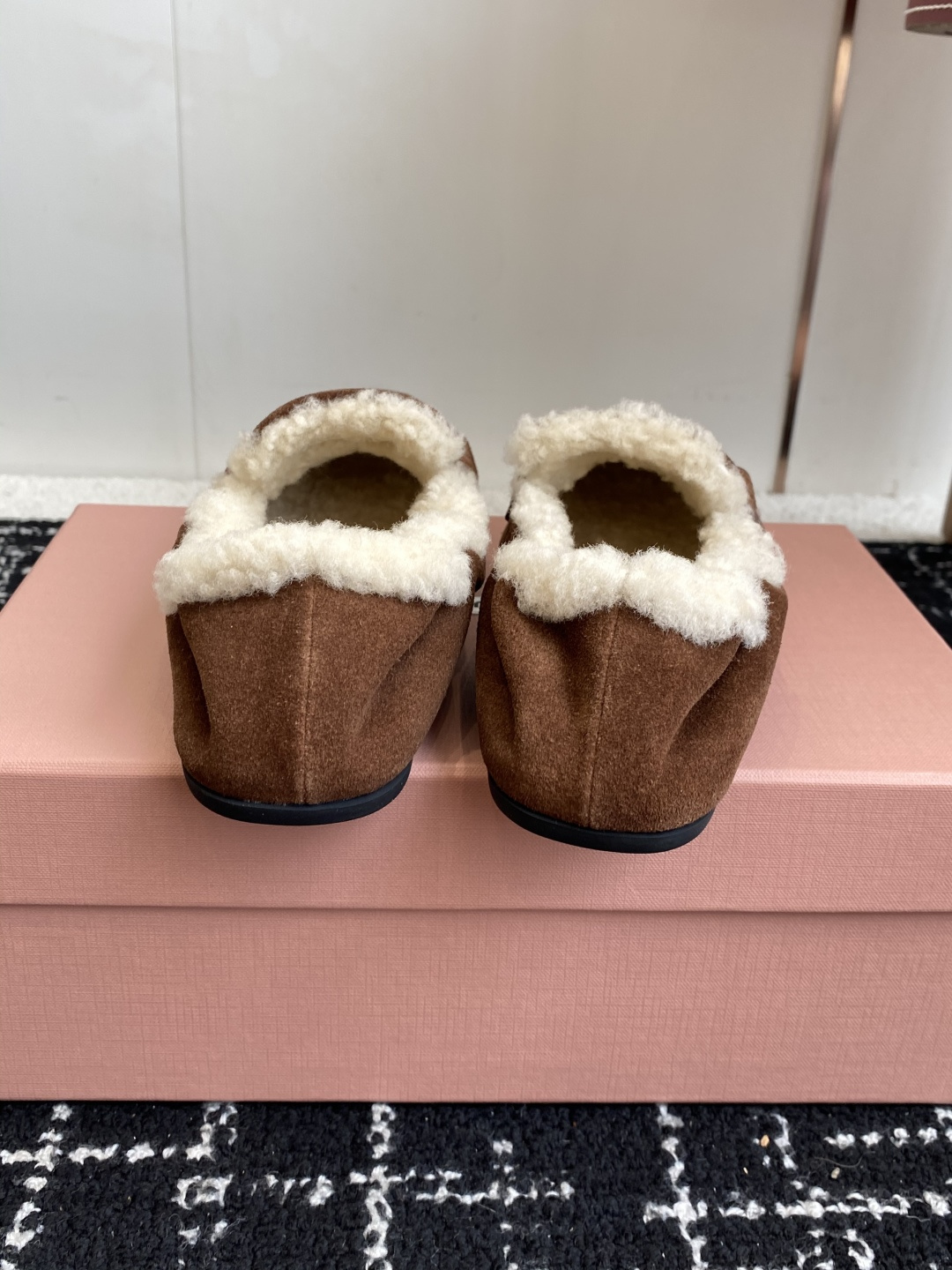 代购级Miu Miu缪缪 25ss 秋冬羊毛乐福鞋这款乐福鞋的超轻在羊羔毛内衬细节中获得了新的诠释，皮革