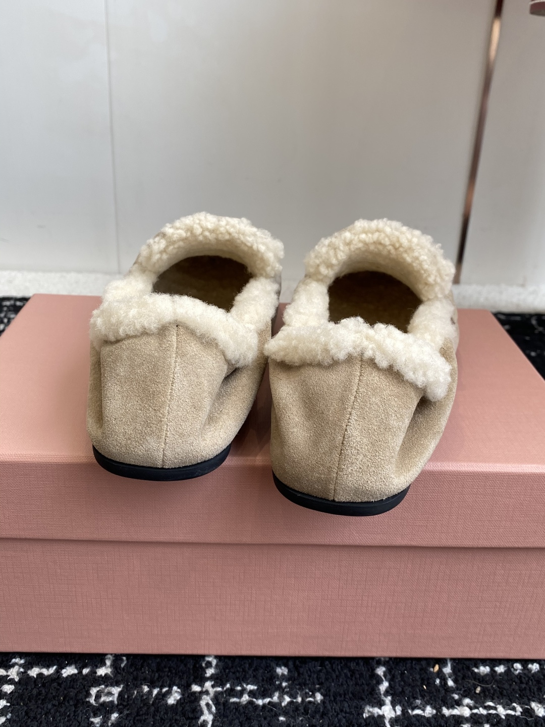 代购级Miu Miu缪缪 25ss 秋冬羊毛乐福鞋这款乐福鞋的超轻在羊羔毛内衬细节中获得了新的诠释，皮革