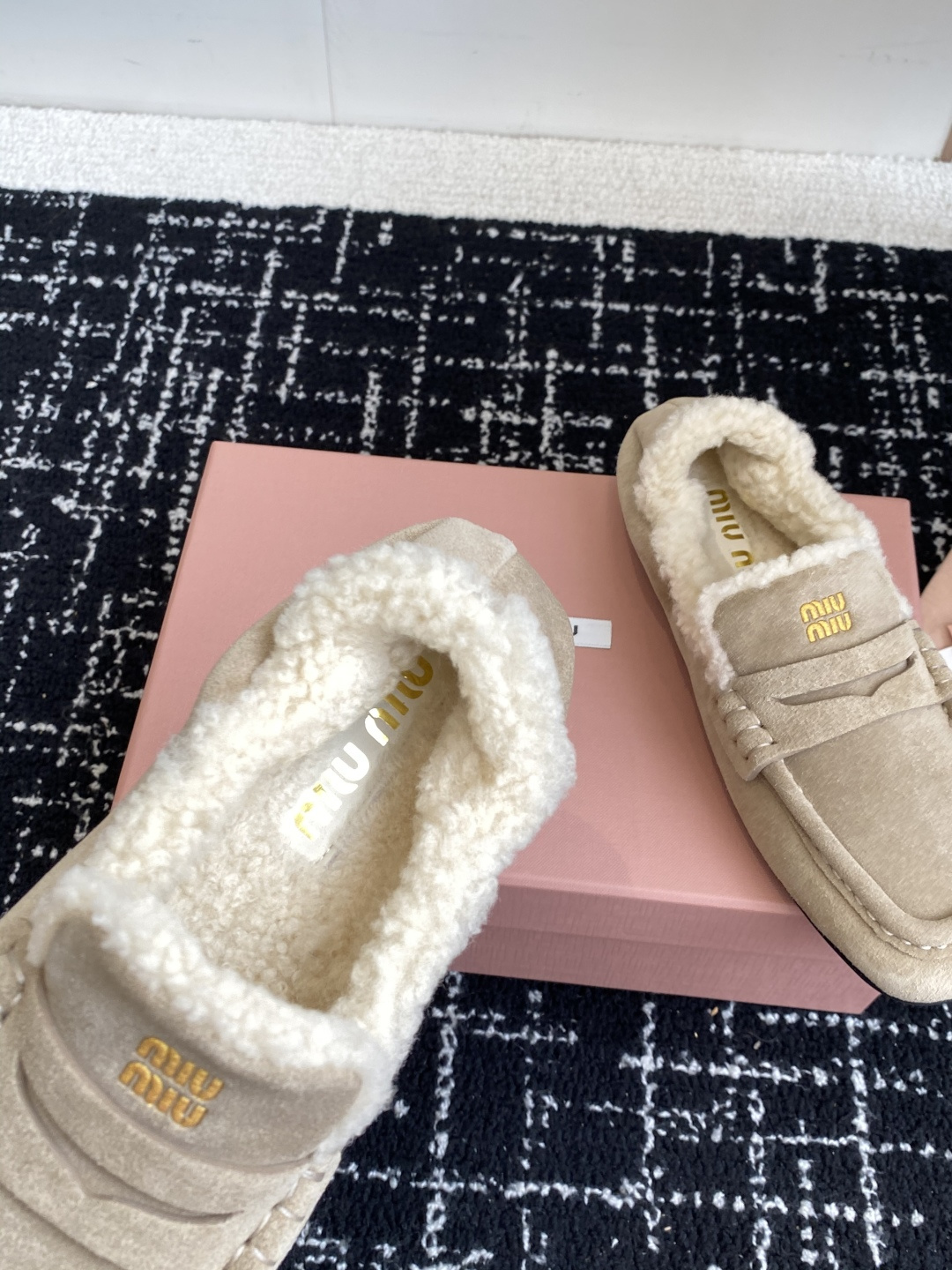 代购级Miu Miu缪缪 25ss 秋冬羊毛乐福鞋这款乐福鞋的超轻在羊羔毛内衬细节中获得了新的诠释，皮革