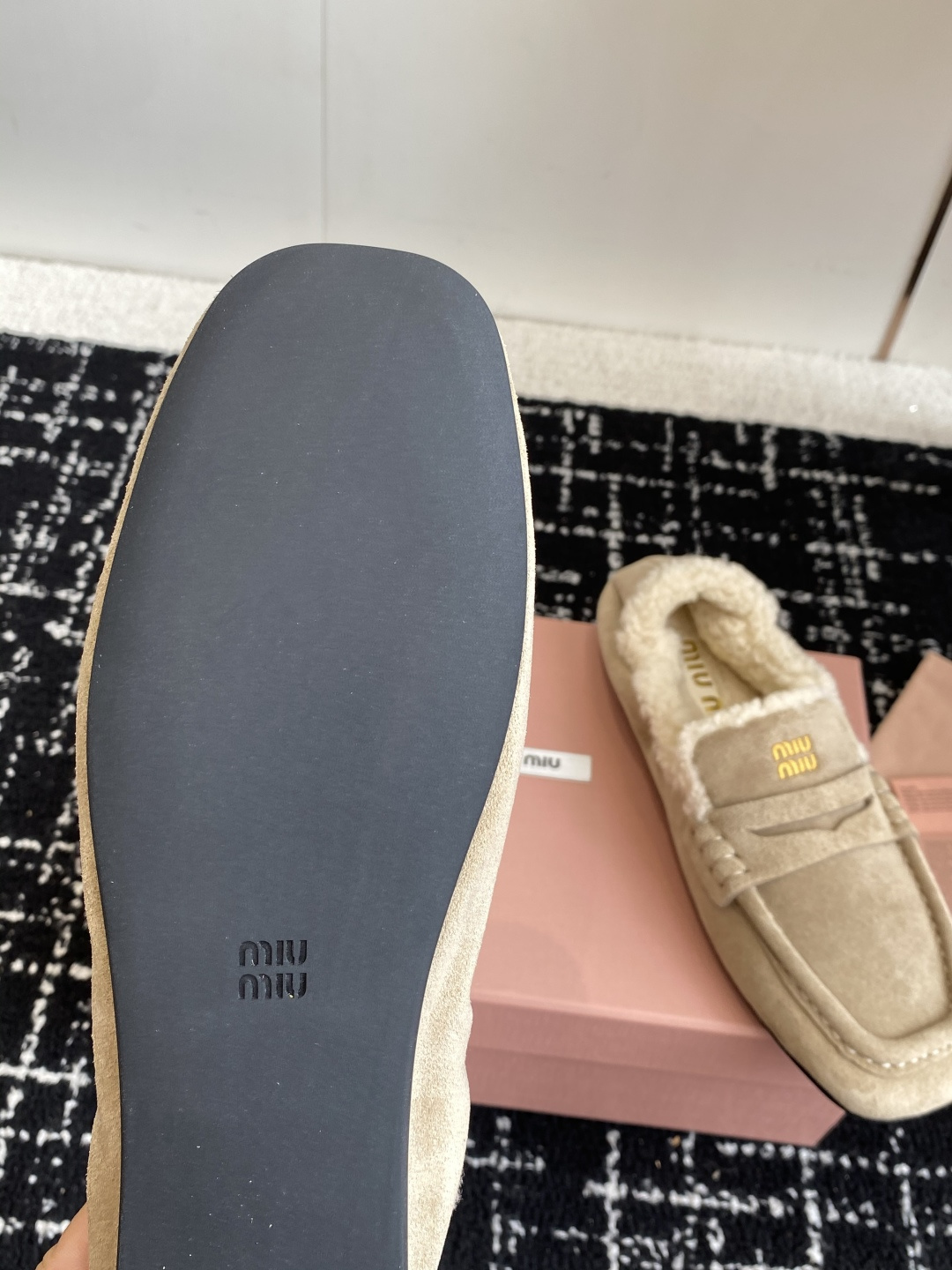 代购级Miu Miu缪缪 25ss 秋冬羊毛乐福鞋这款乐福鞋的超轻在羊羔毛内衬细节中获得了新的诠释，皮革