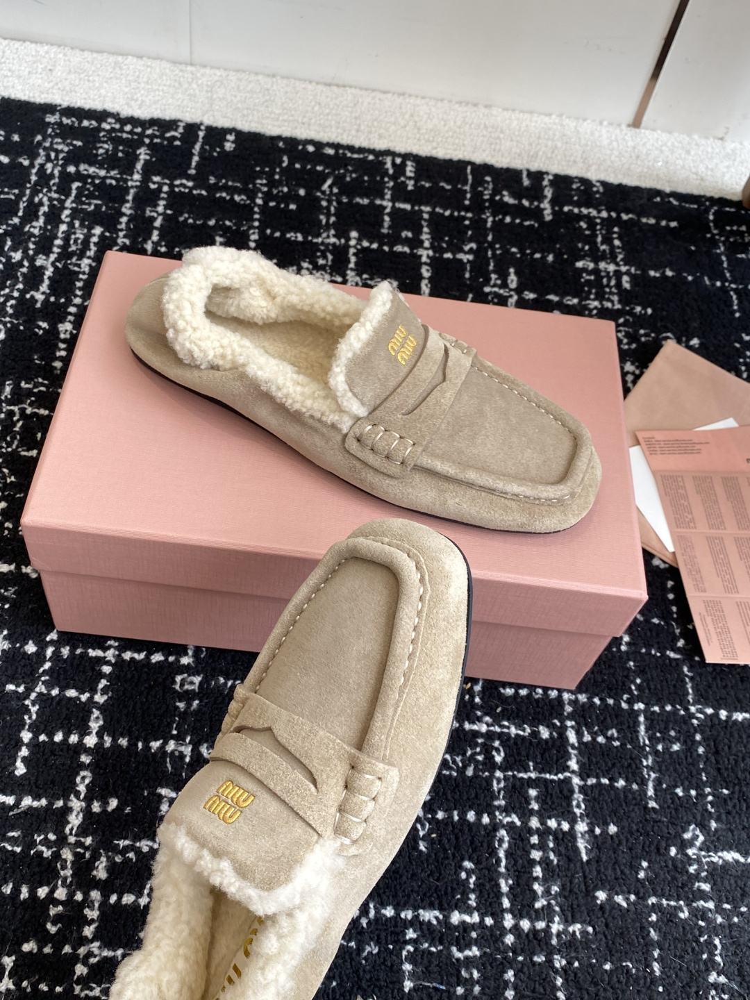 代购级Miu Miu缪缪 25ss 秋冬羊毛乐福鞋这款乐福鞋的超轻在羊羔毛内衬细节中获得了新的诠释，皮革