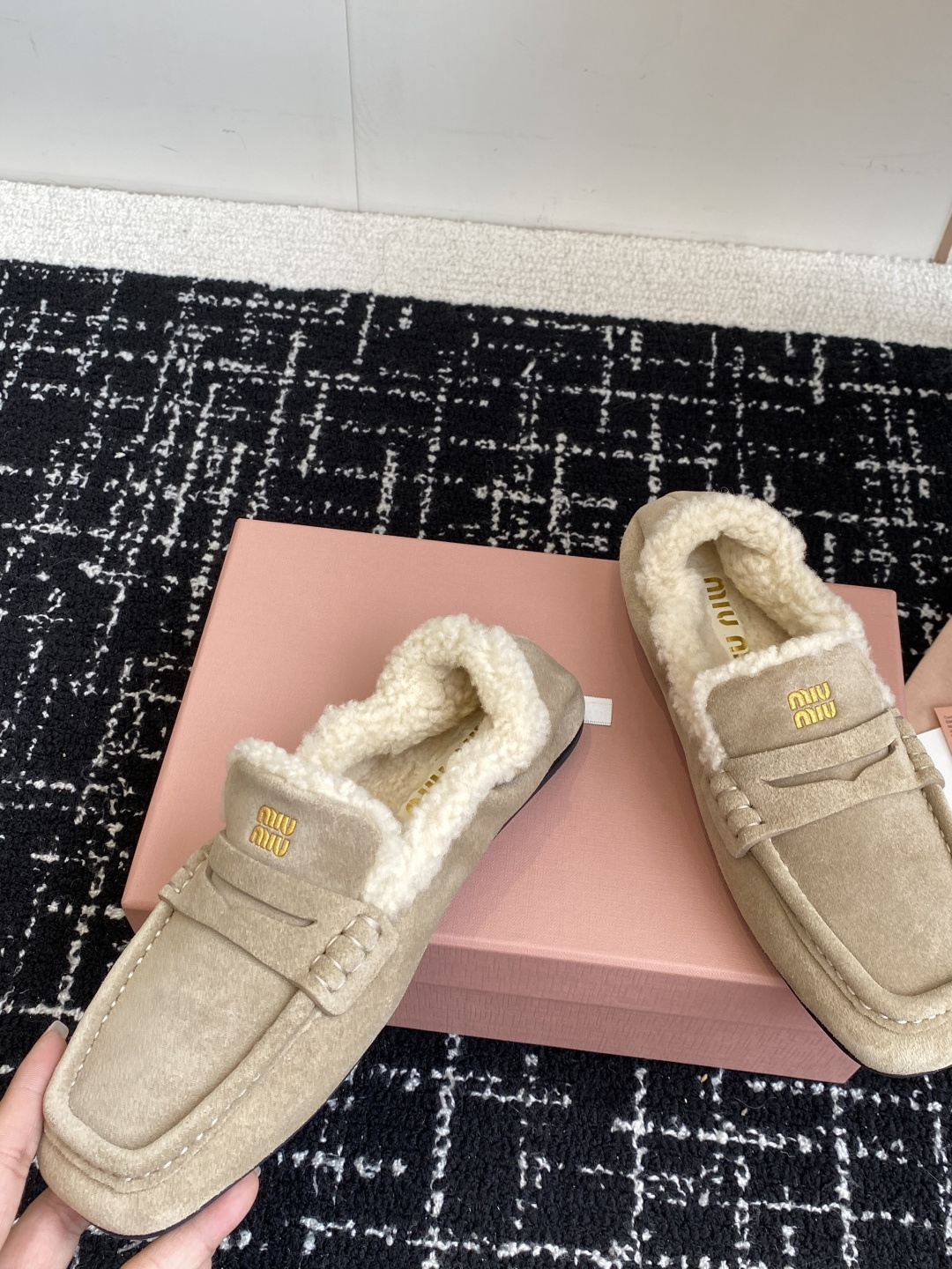 代购级Miu Miu缪缪 25ss 秋冬羊毛乐福鞋这款乐福鞋的超轻在羊羔毛内衬细节中获得了新的诠释，皮革