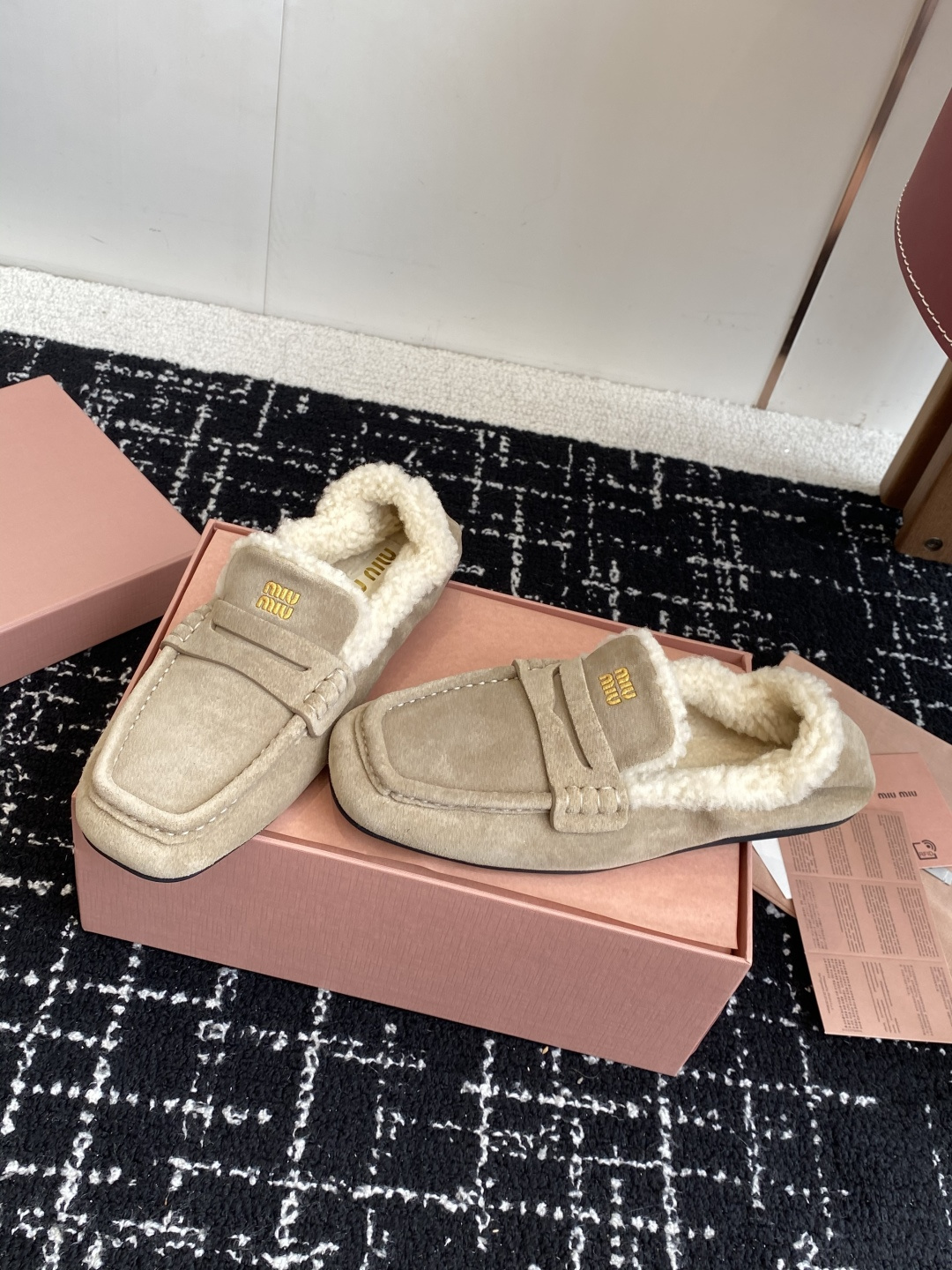 代购级Miu Miu缪缪 25ss 秋冬羊毛乐福鞋这款乐福鞋的超轻在羊羔毛内衬细节中获得了新的诠释，皮革