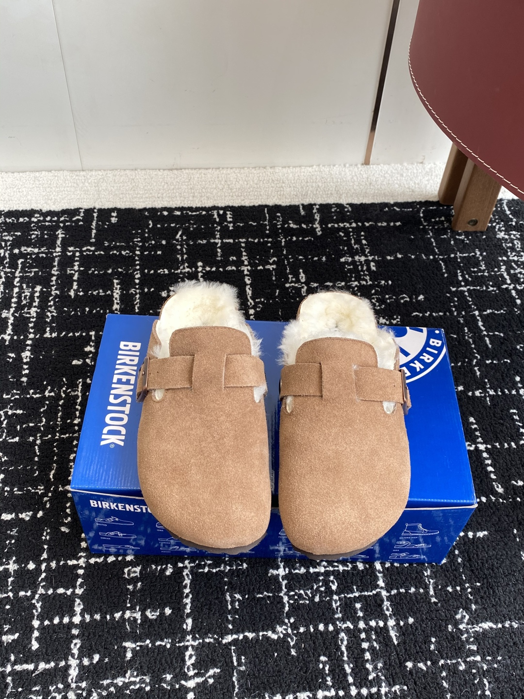 NO:544233,Purchasing grade Birken_Baoto Fur Slippers BIRKENSTOCK Fur Shoes with Fleece Cork Slippers on the outside Arizona series The Arizona series is launched in a brand. One brand is a shoe type. The structure of its foot bed is completely free and comfortable to build, so the structure of its foot bed is completely close to the curve of the foot. The fabric uses 2.8-3.0 thick-soled top layer of cowhide, which requires leather from the water factory, which is very time-consuming and troublesome, and AAA-grade wool. Therefore, the soul of this shoe is made of pure natural cork with one-time die-casting injection molding. It is very high in physical properties, not only breathable, comfortable and light, but also has a curved fit to the foot arch, and cork latex has a certain shrinkage. After wearing it for a long time, it can fit the foot shape, making it easy to walk.  It can absorb sweat to the greatest extent and provide necessary friction and will not allow walking to slide. The bottom is made of very lightweight EVA material, with high elasticity and tension, and has good shock resistance and cushioning!  Fabric wool inner wool foot bed cork latex Sole lightweight EVA outsole, good shockproof and cushioning Size#35-40 (40 customized non-return and exchange), semi-dragged fur shoes, birdstock, slippers, cowhide19860909代购级 勃肯_包头 毛毛拖鞋 BIRKENSTOCK毛毛鞋加绒软木拖鞋外穿Arizona系列 万年经典勃肯强势推出,一个品牌就是一个鞋子类型,其构造鉴于人体工学设计,让脚完全解放舒适打 造的,所以其脚床的构造完全贴合脚的弧度. 面料采用2.8-3.0厚底的头层牛皮,此牛皮需要从水厂开始做皮,非常的费时费事、AAA级羊毛里,所以此款鞋子的灵魂,采用纯天然软木一次性压铸射出成型,物性非常的高,不 但透气 舒适还轻便,再加上弧度贴合脚弓,而且软木乳胶有一定的收缩性,长时间穿着后能贴合脚型,让走 路毫不费劲. 能最大程度的吸汗还能提供必要的摩擦力,不会让走路滑动.大底采用非常 轻便EVA材质,回弹性和张力高,具有良好的防震性和缓冲性！ 面料羊毛 内里羊毛 脚床软木乳胶 鞋底轻便EVA大底,具有良好的防震,缓冲性 Size#35-40（40 订做不退换）,半拖毛毛鞋,birkenstock,slippers,cowhide,Women's Shoes
