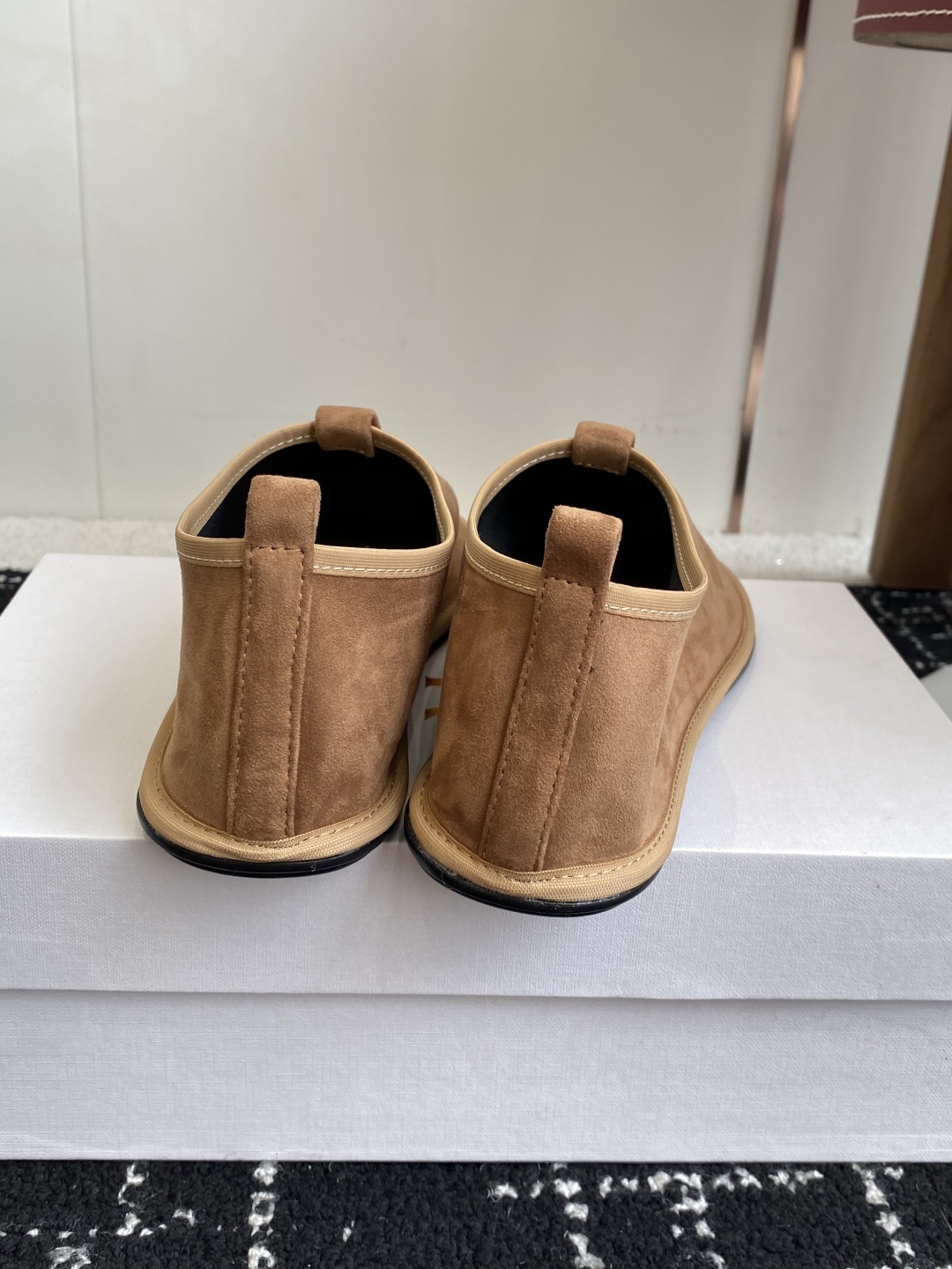 代购级The Row 最新极简风反绒皮一脚蹬乐福鞋这是一个用最好的材质来制作极简风的品牌,非常用心的工艺