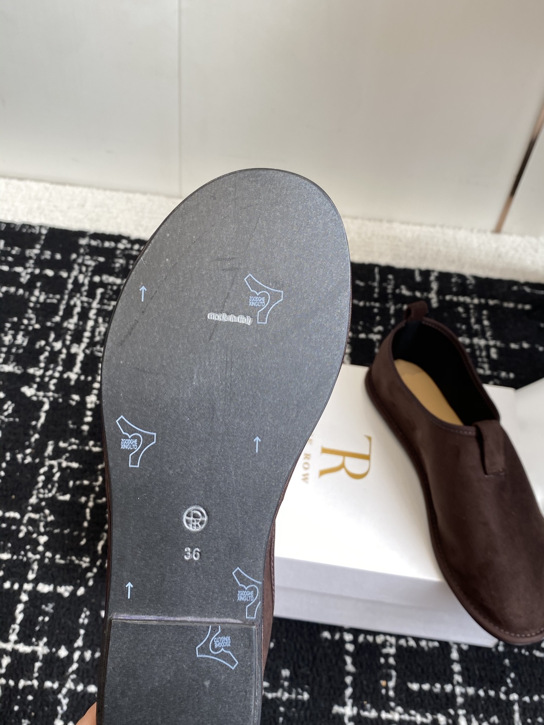 代购级The Row 最新极简风反绒皮一脚蹬乐福鞋这是一个用最好的材质来制作极简风的品牌，非常用心的工艺