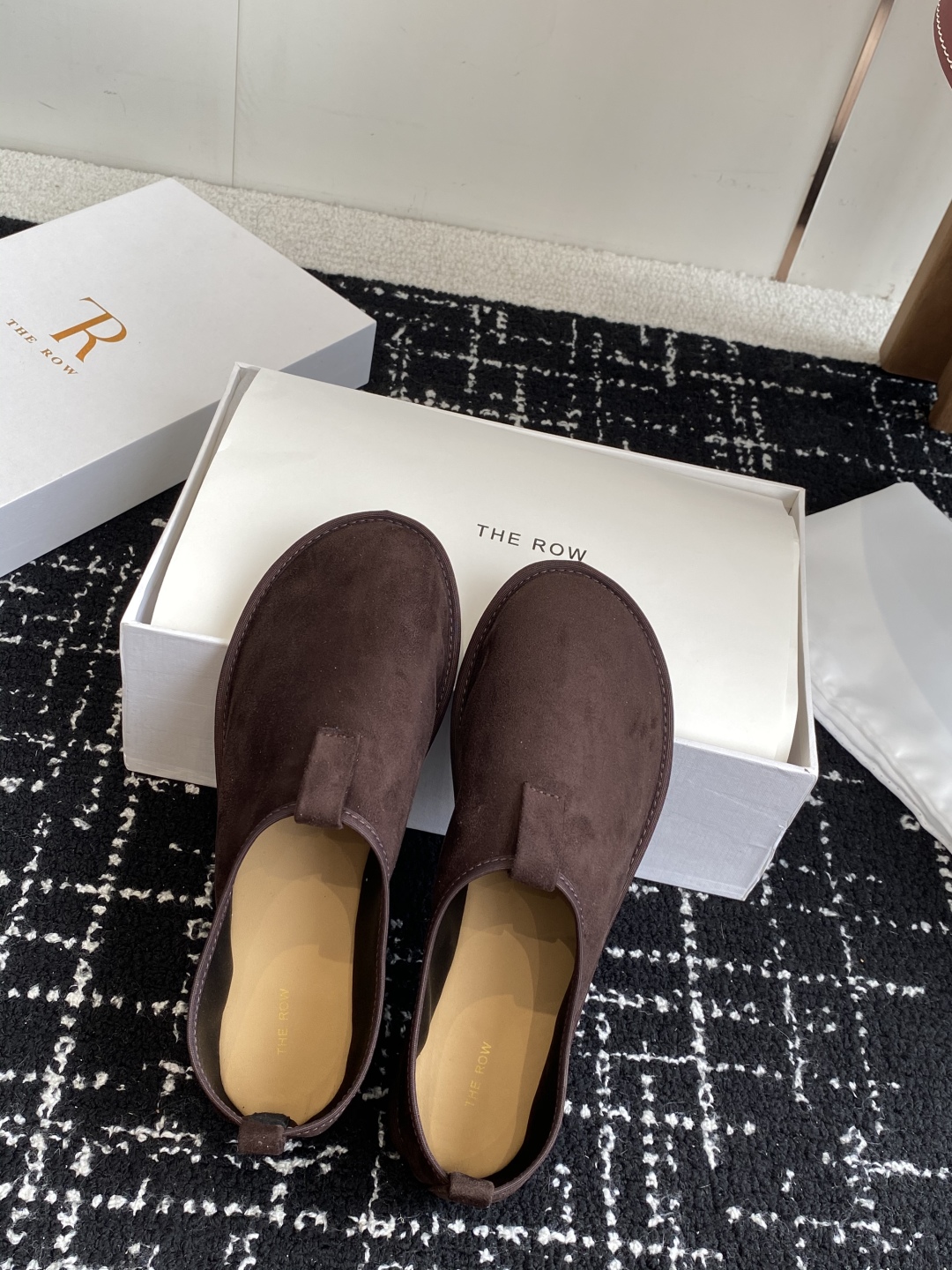 代购级The Row 最新极简风反绒皮一脚蹬乐福鞋这是一个用最好的材质来制作极简风的品牌，非常用心的工艺