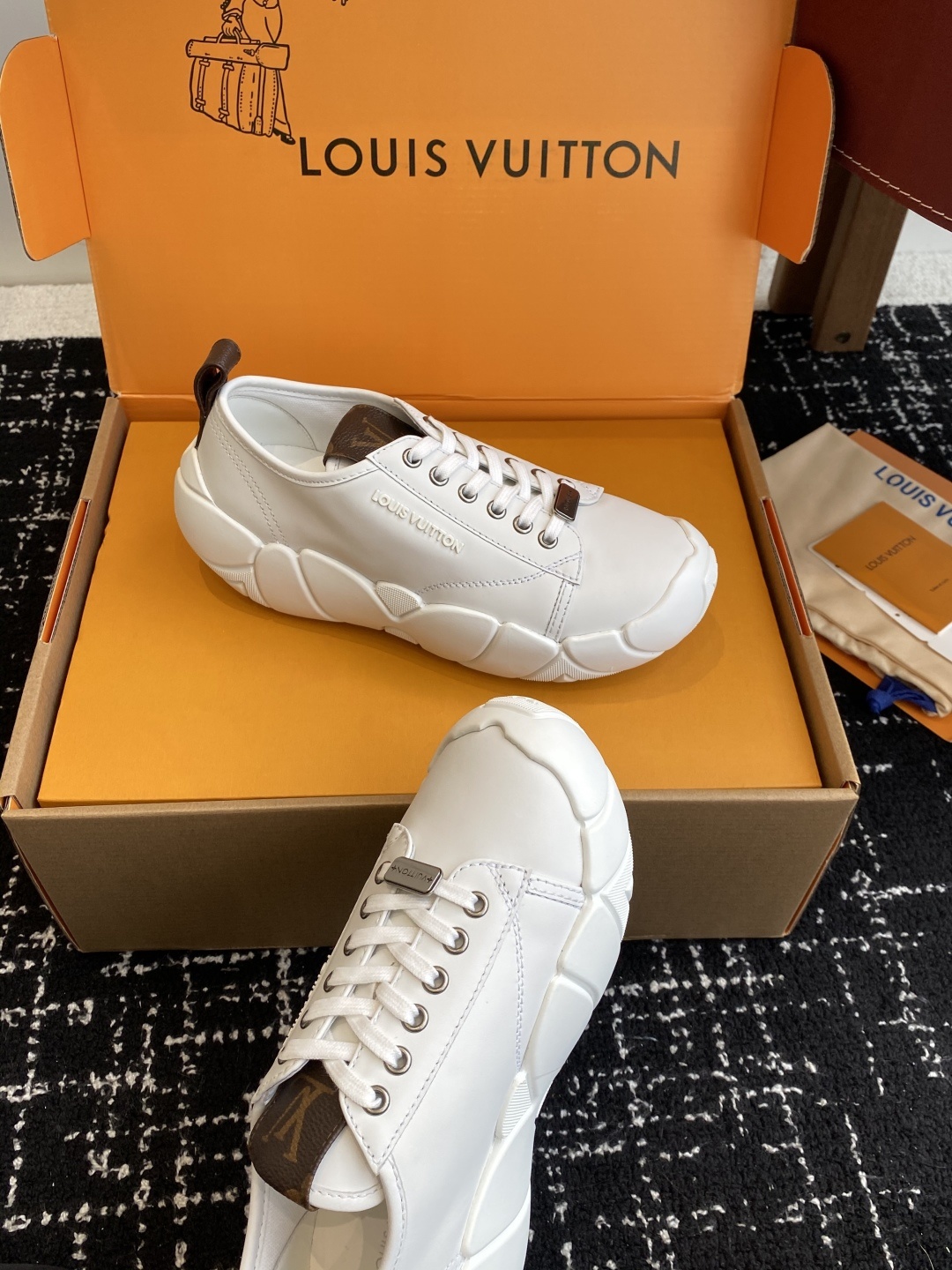 代购级(⚠️官网同步✈️盒包装)Louis Vuitton 25款LV 路易威登秋冬新厚底小白鞋 休闲鞋