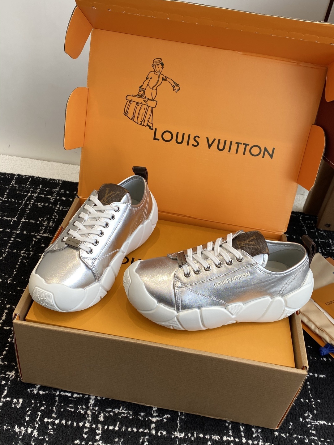 代购级(⚠️官网同步✈️盒包装)Louis Vuitton 25款LV 路易威登秋冬新厚底小白鞋 休闲鞋