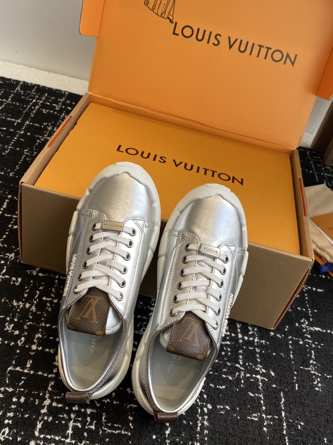 代购级(⚠️官网同步✈️盒包装)Louis Vuitton 25款LV 路易威登秋冬新厚底小白鞋 休闲鞋