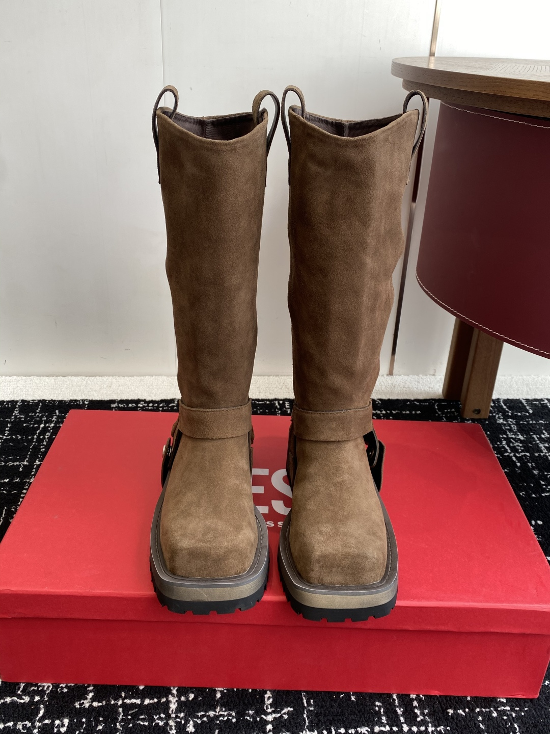 NO:544262,Purchase grade Diesel 25ss new autumn and winter style square head long boots Ultra high quality original development, no matter the last, lines, details, and every bit, there is zero gap between the original, minimalist style design; plain surface is fashionable and refreshing; 5cm thick sole**; perfect stretched leg curves Original imported suede in the fabric, inner sheepskin, large sole original open mold non-slip sole, heel height 5cm Size35-40 (40 custom made without return), boots, boots, sheepskin, chamois leather19860909代购级 迪赛Diesel 25ss 秋冬新款 方头 长靴 超高品质原版开发、无论是楦型、线条、细节、一点一滴都与原版零差距、极简风格设计；素面时尚清爽；5cm厚底**；完美拉伸腿部曲线 面料原版进口麂皮 内里羊皮 大底原版开模防滑大底 跟高5cm Size35-40（40订做不退换）,靴子,boots,sheepskin,chamois leather,Women's Shoes