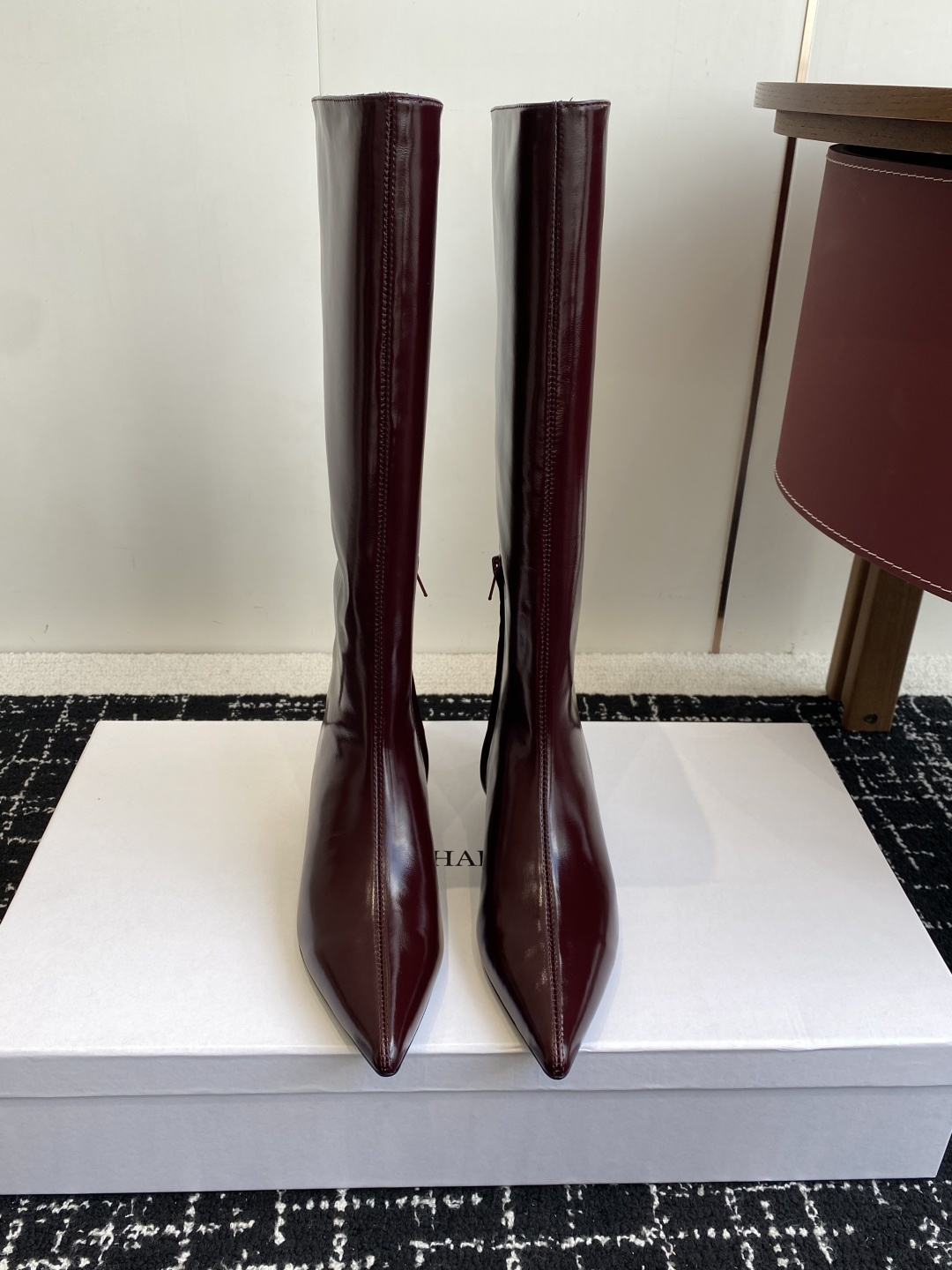 代购级Khaite 25ss 秋冬尖头 内增高 长靴 前卫、锋利和无畏的设计,让Khaite近年响亮时尚
