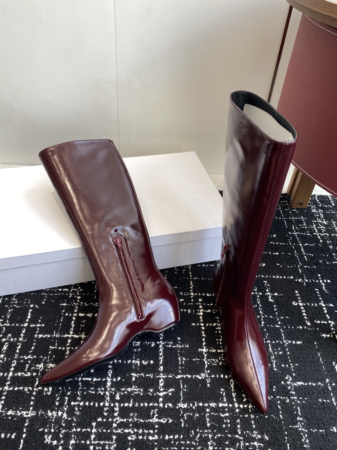 代购级Khaite 25ss 秋冬尖头 内增高 长靴 前卫、锋利和无畏的设计,让Khaite近年响亮时尚