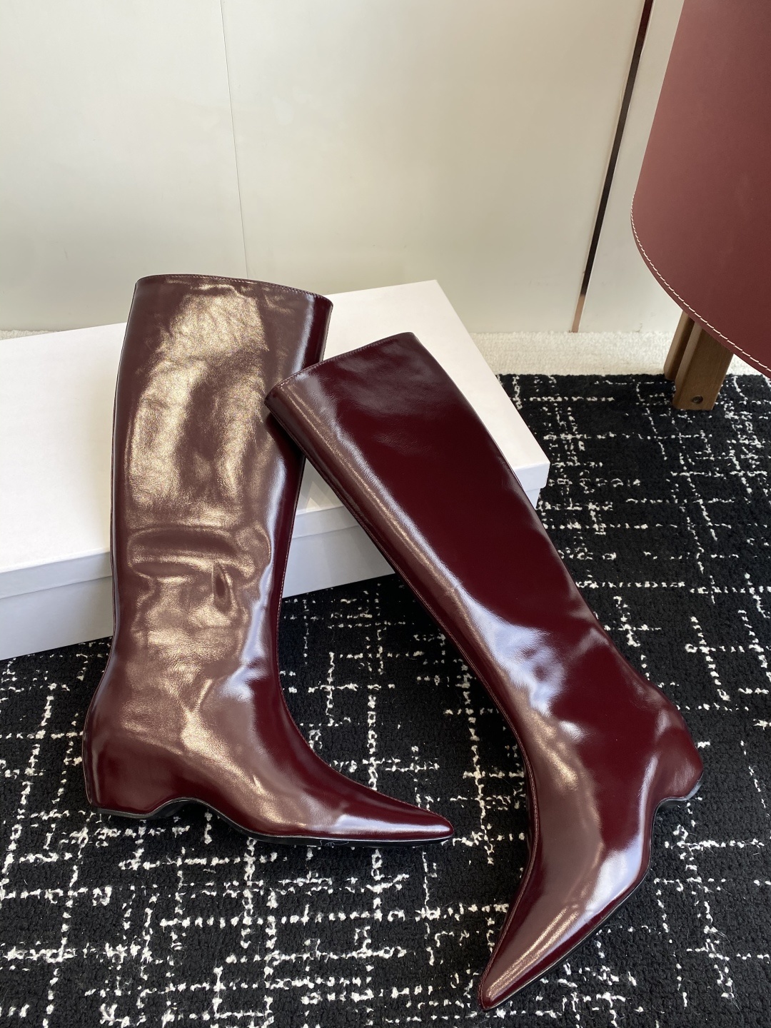 代购级Khaite 25ss 秋冬尖头 内增高 长靴 前卫、锋利和无畏的设计,让Khaite近年响亮时尚