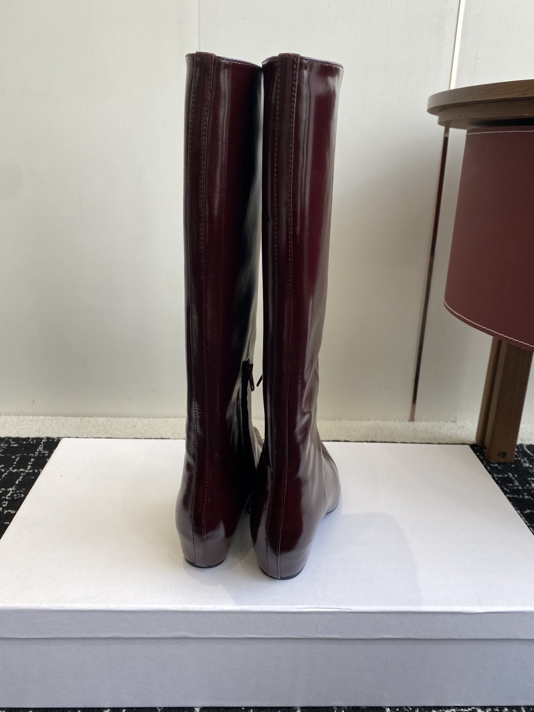 代购级Khaite 25ss 秋冬尖头 内增高 长靴 前卫、锋利和无畏的设计,让Khaite近年响亮时尚