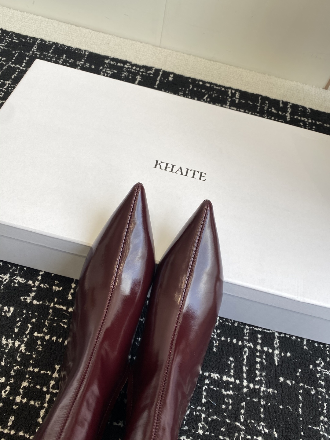 代购级Khaite 25ss 秋冬尖头 内增高 长靴 前卫、锋利和无畏的设计,让Khaite近年响亮时尚