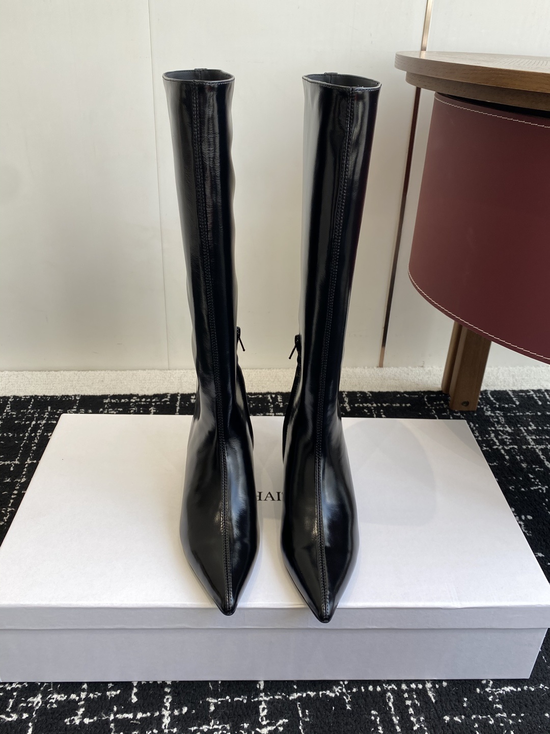 代购级Khaite 25ss 秋冬尖头 内增高 长靴 前卫、锋利和无畏的设计,让Khaite近年响亮时尚