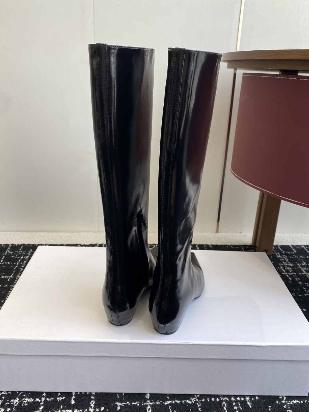 代购级Khaite 25ss 秋冬尖头 内增高 长靴 前卫、锋利和无畏的设计,让Khaite近年响亮时尚
