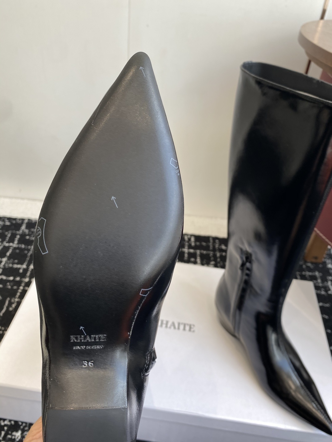 代购级Khaite 25ss 秋冬尖头 内增高 长靴 前卫、锋利和无畏的设计,让Khaite近年响亮时尚