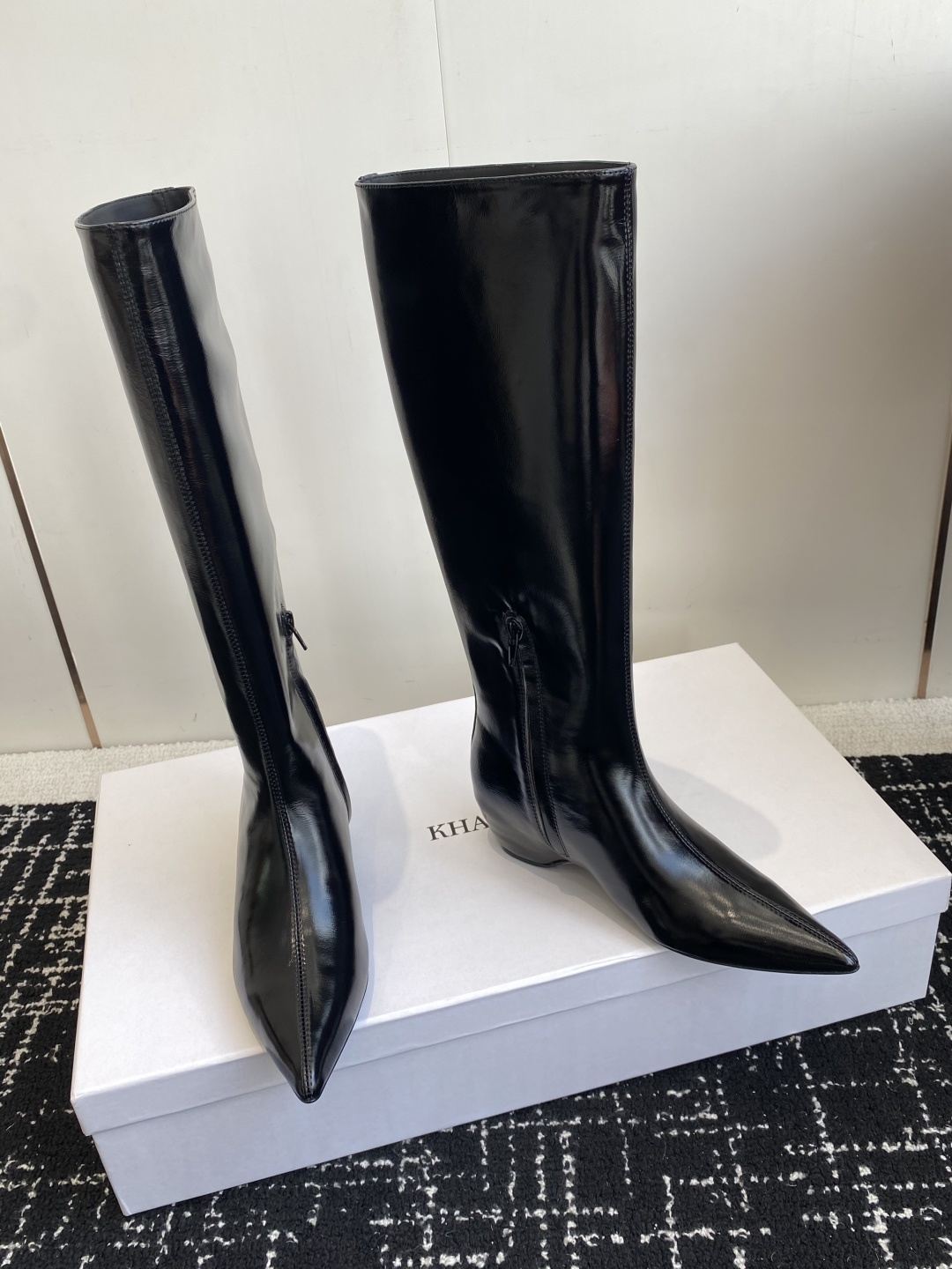 代购级Khaite 25ss 秋冬尖头 内增高 长靴 前卫、锋利和无畏的设计,让Khaite近年响亮时尚