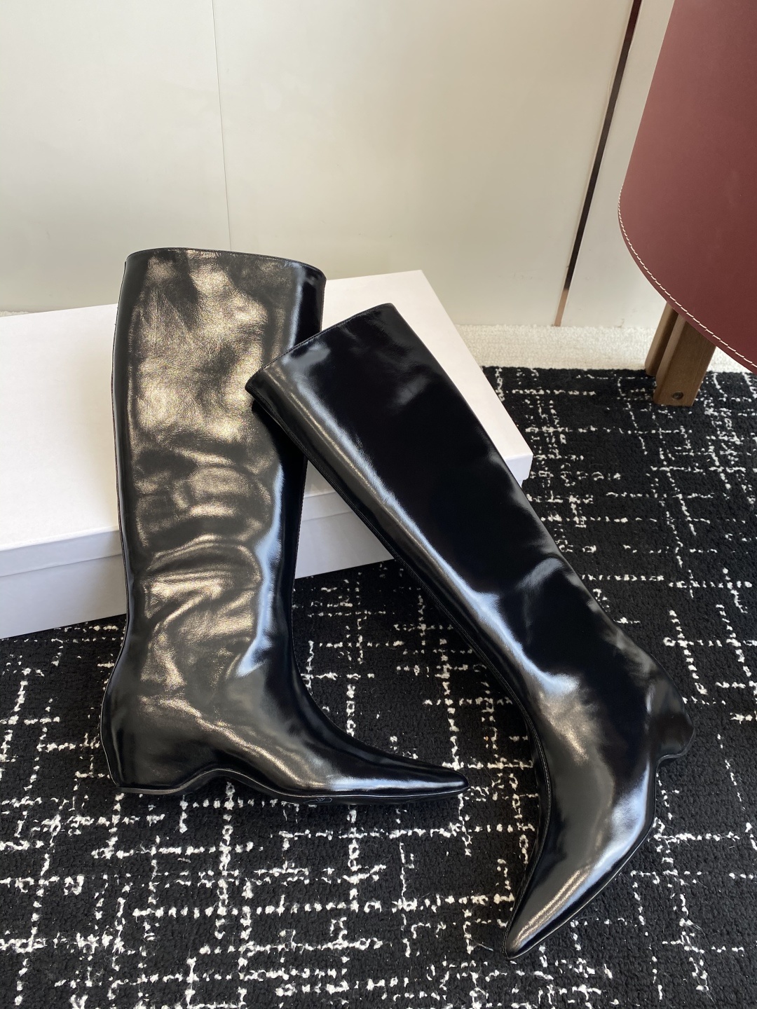 代购级Khaite 25ss 秋冬尖头 内增高 长靴 前卫、锋利和无畏的设计,让Khaite近年响亮时尚