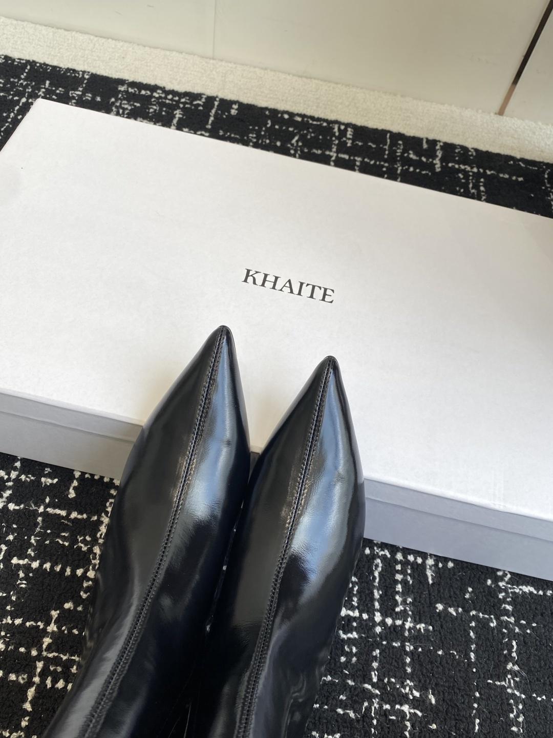代购级Khaite 25ss 秋冬尖头 内增高 长靴 前卫、锋利和无畏的设计,让Khaite近年响亮时尚