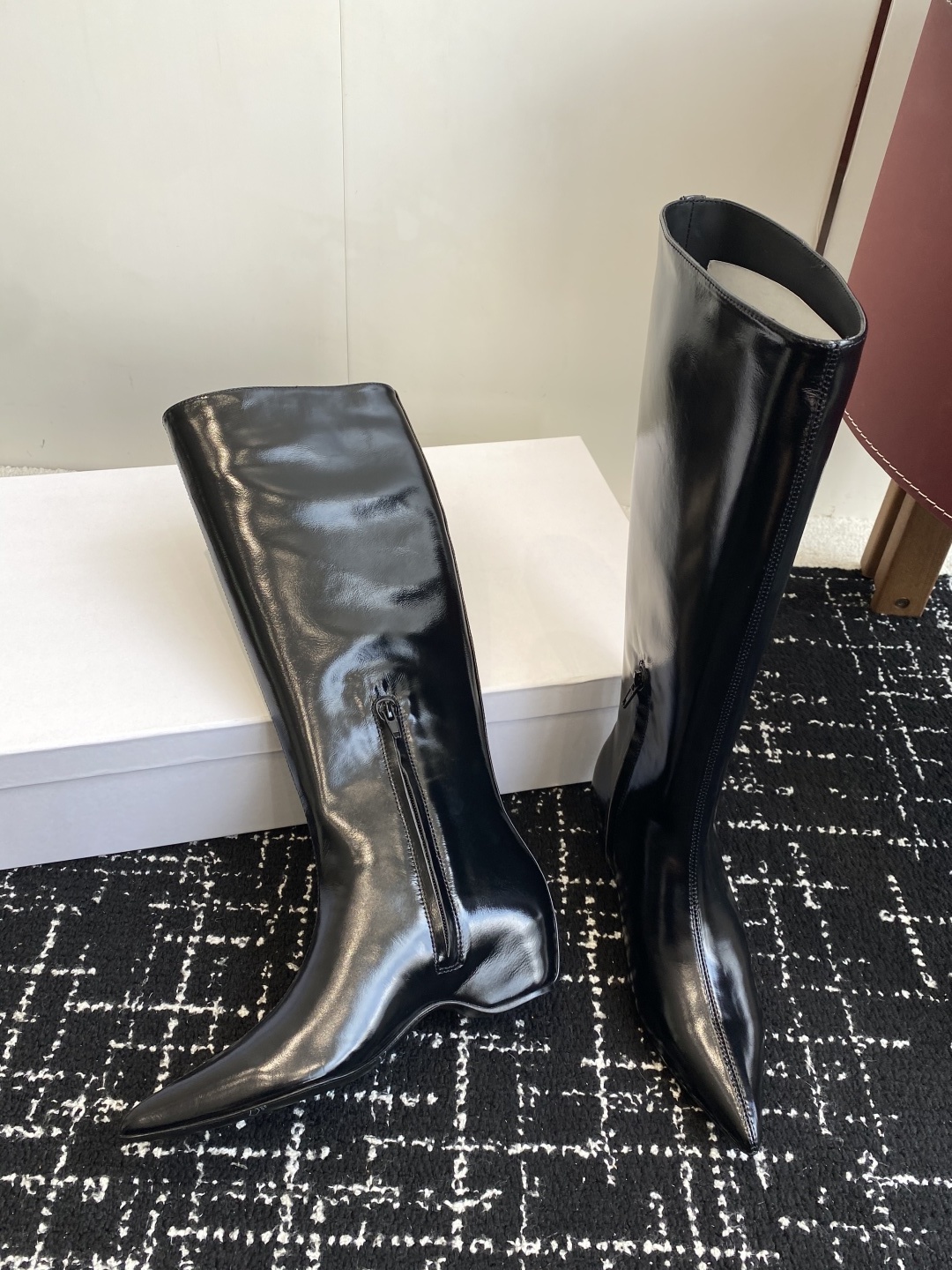 代购级Khaite 25ss 秋冬尖头 内增高 长靴 前卫、锋利和无畏的设计,让Khaite近年响亮时尚