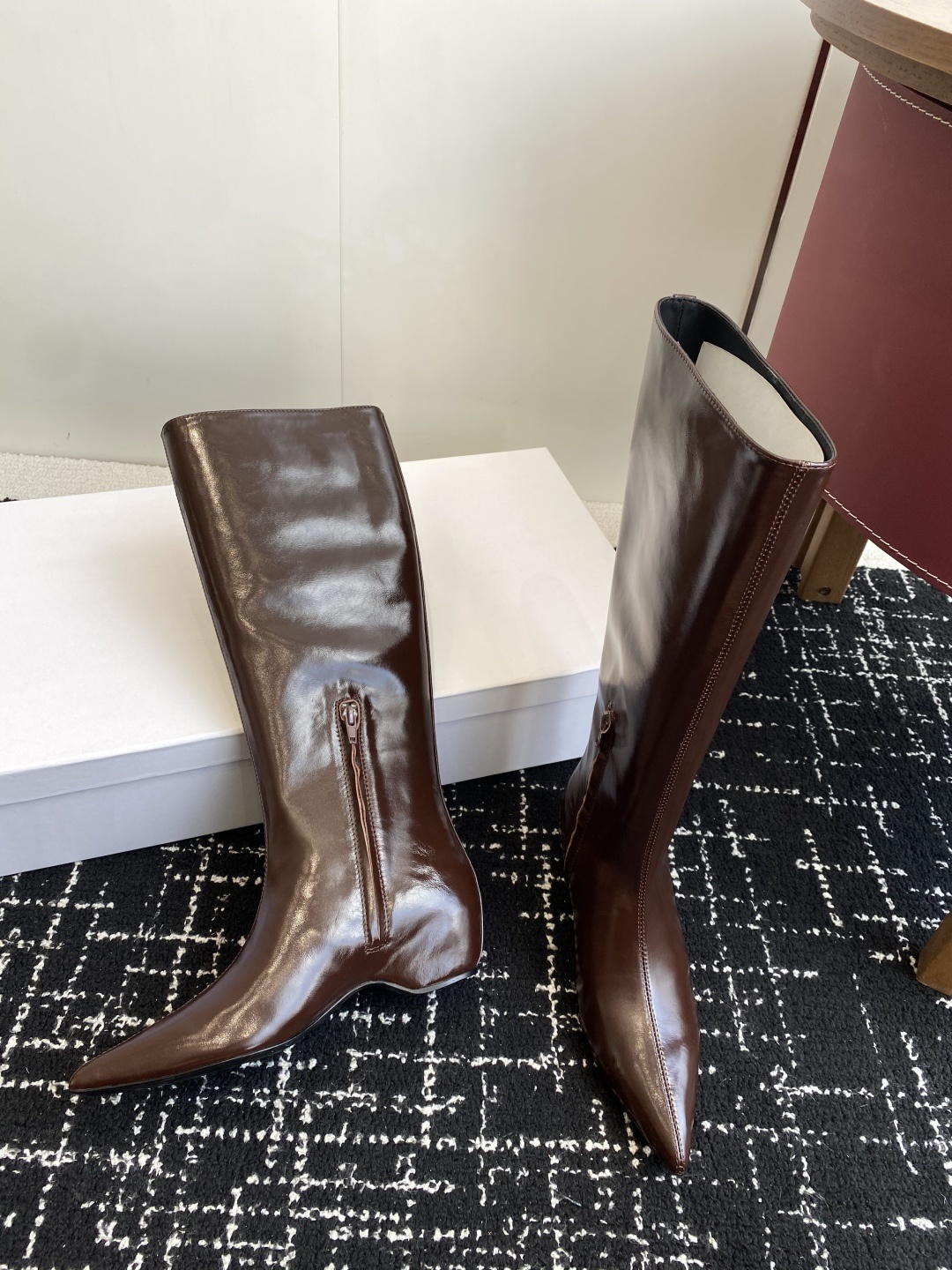 代购级Khaite 25ss 秋冬尖头 内增高 长靴 前卫、锋利和无畏的设计,让Khaite近年响亮时尚
