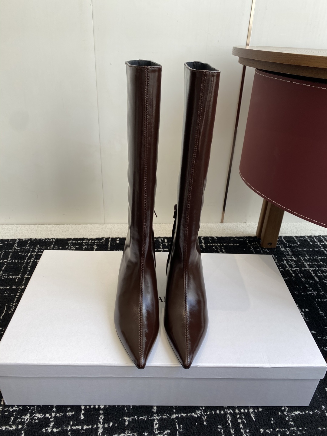 代购级Khaite 25ss 秋冬尖头 内增高 长靴 前卫、锋利和无畏的设计,让Khaite近年响亮时尚