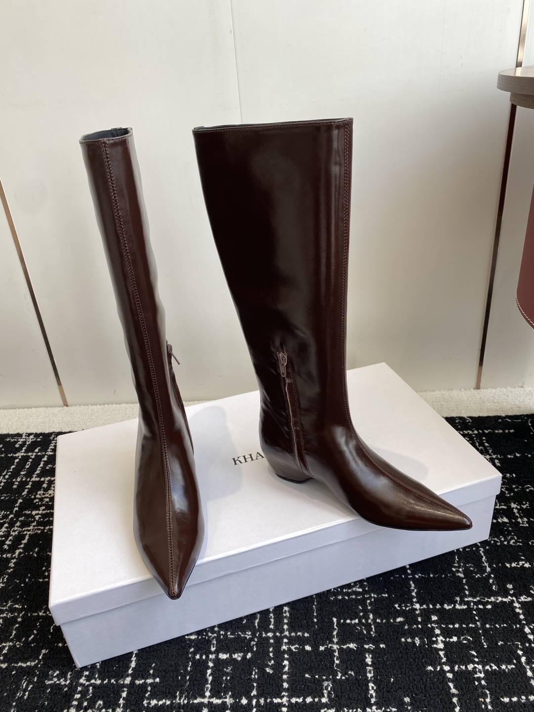 代购级Khaite 25ss 秋冬尖头 内增高 长靴 前卫、锋利和无畏的设计,让Khaite近年响亮时尚