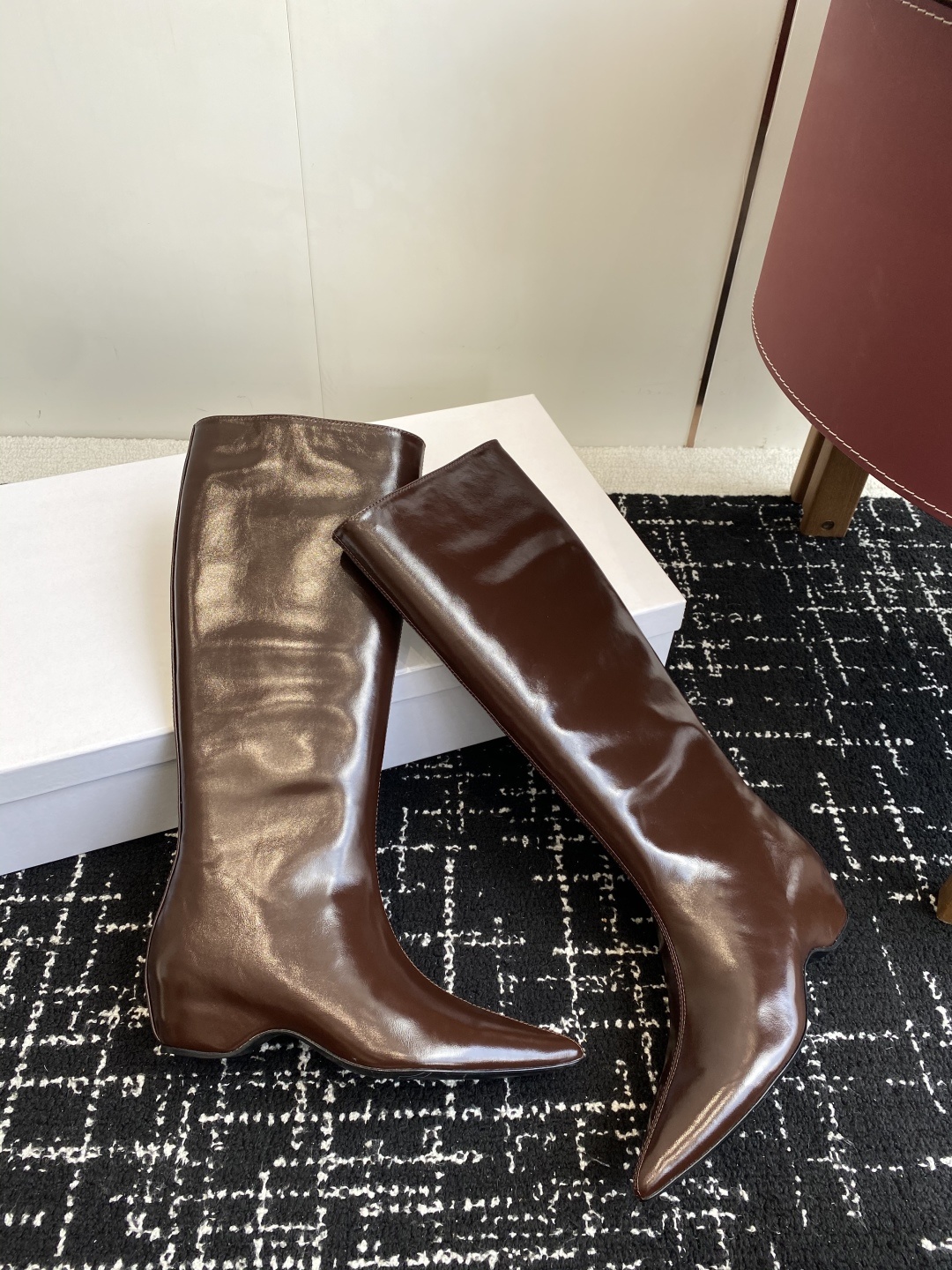 代购级Khaite 25ss 秋冬尖头 内增高 长靴 前卫、锋利和无畏的设计,让Khaite近年响亮时尚
