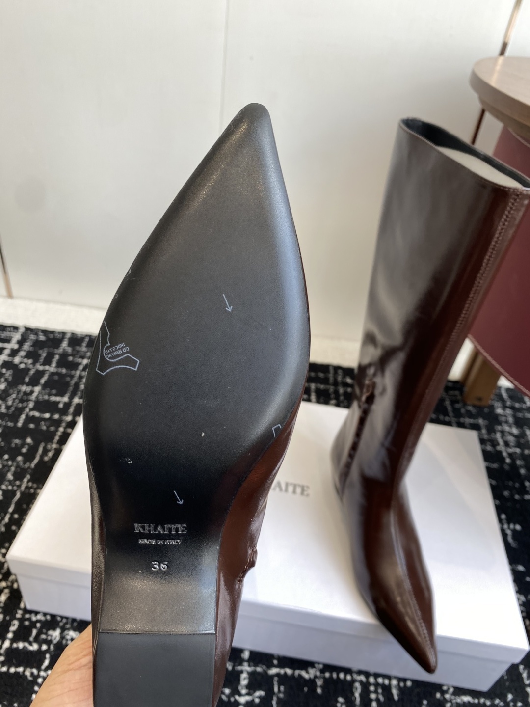 代购级Khaite 25ss 秋冬尖头 内增高 长靴 前卫、锋利和无畏的设计,让Khaite近年响亮时尚