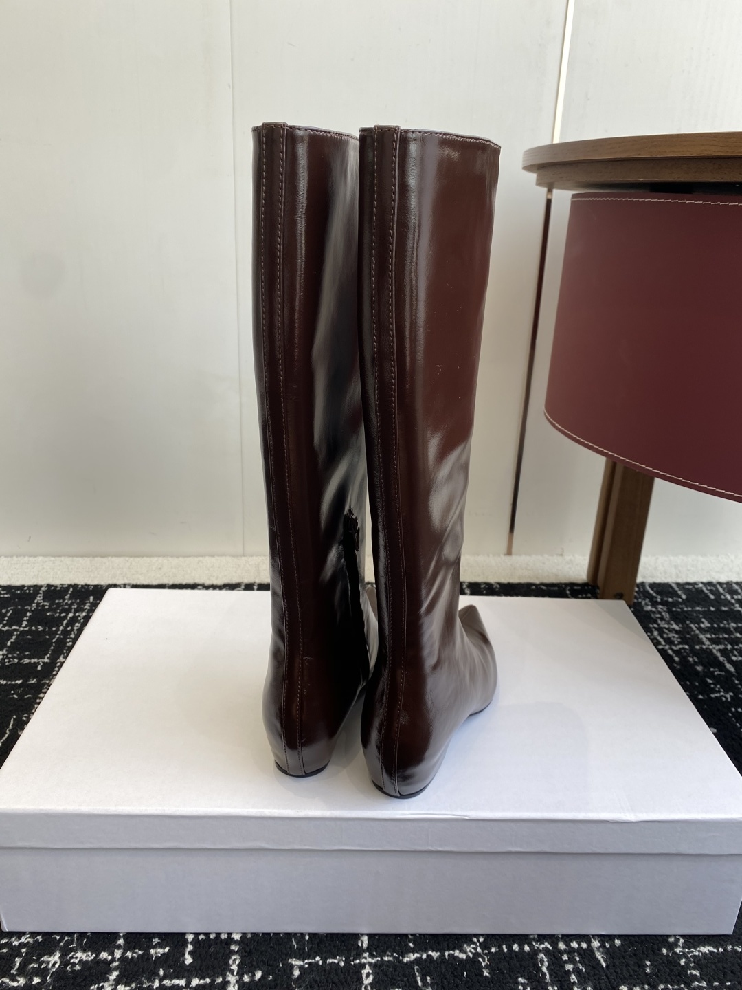 代购级Khaite 25ss 秋冬尖头 内增高 长靴 前卫、锋利和无畏的设计,让Khaite近年响亮时尚