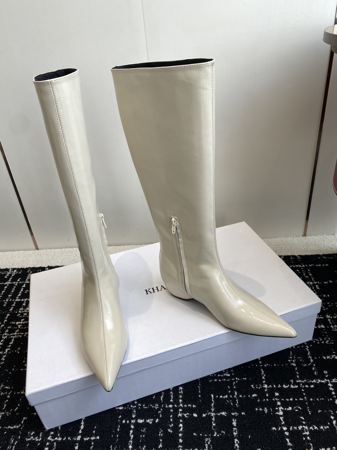 代购级Khaite 25ss 秋冬尖头 内增高 长靴 前卫、锋利和无畏的设计,让Khaite近年响亮时尚