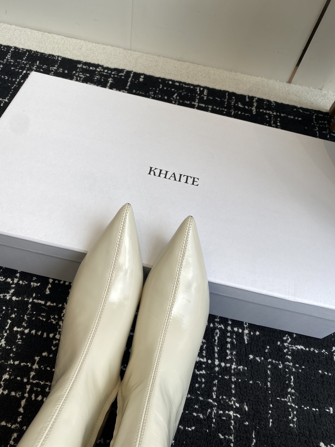 代购级Khaite 25ss 秋冬尖头 内增高 长靴 前卫、锋利和无畏的设计,让Khaite近年响亮时尚