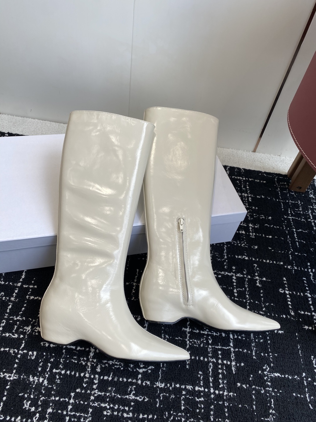 代购级Khaite 25ss 秋冬尖头 内增高 长靴 前卫、锋利和无畏的设计,让Khaite近年响亮时尚